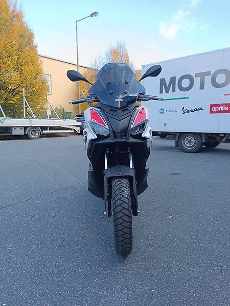 Aprilia SR GT 200 (2025) Sport ABS Space White - fotka 2 z 11