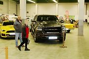 V pátek začal na lyském výstavišti víkend provoněný benzinem.