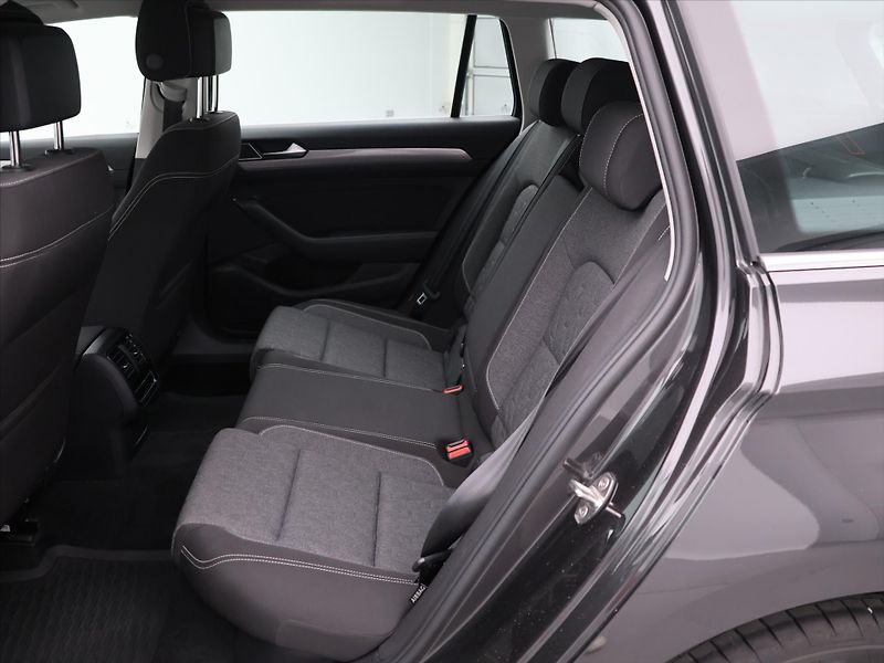 Volkswagen Passat 1,5 TSI 110 kW Business DPH CZ - fotka 14 z 26