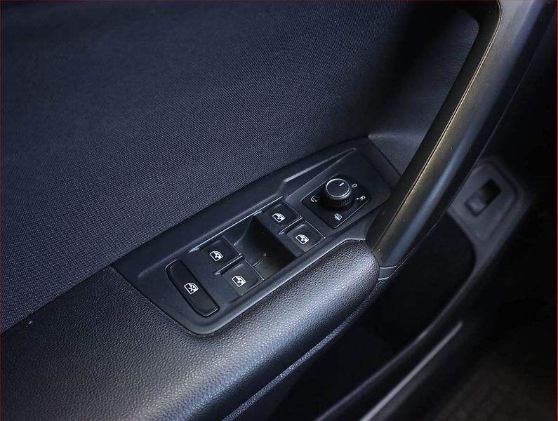 Volkswagen Tiguan (2020) 2.0 TSI - fotka 21 z 23