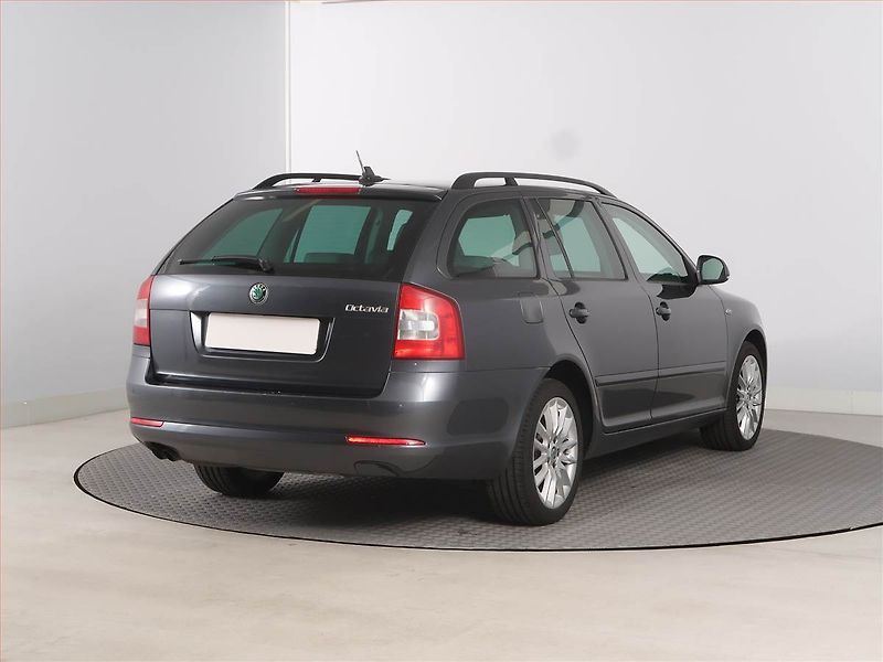 Škoda Octavia (2011) Laurin&Klement 2.0 TDI, Xenony - fotka 5 z 16