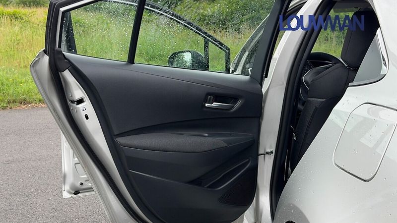 Toyota Corolla 1.8 HEV CVT COMFORT TECH - fotka 18 z 24