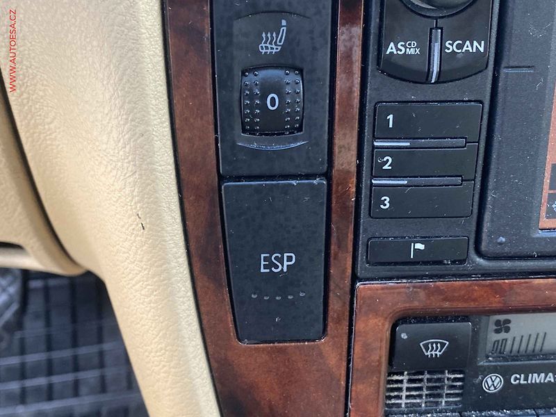 Volkswagen Passat (2001) 1.9TDi, ČR, AC, xenon, navi - fotka 18 z 19