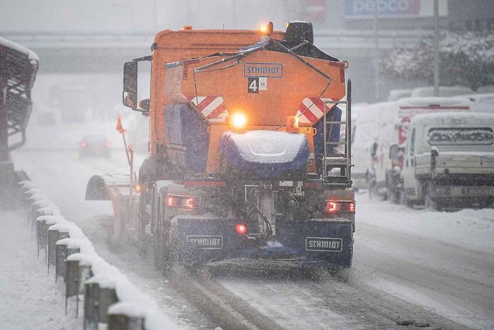 V zimě je potřeba udržovat komunikace sjízdné a bez posypové soli to zkrátka nejde. Její účinky na auto nedělají radost ostatním řidičům.