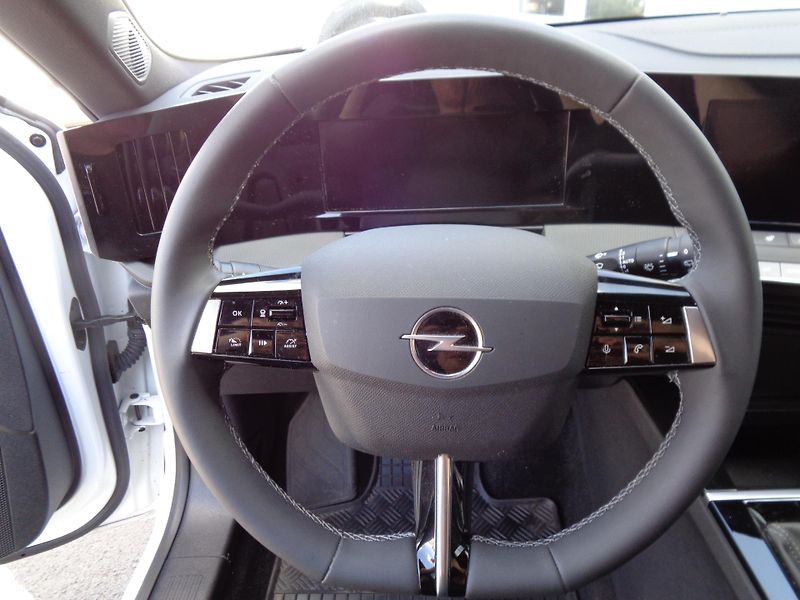 Opel Astra 1,2T SportsTourer,Edition,Komf - fotka 12 z 24