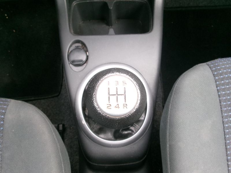 Suzuki Swift (2009) 1,3i KLIMA - ZADÁNO - fotka 19 z 26