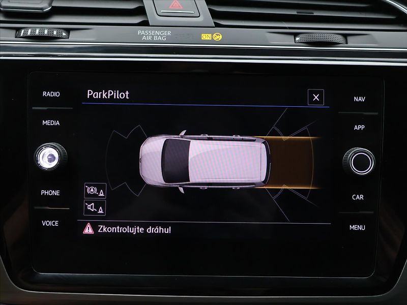 Volkswagen Touran 2,0 TDI 110kW DSG LED 1.Maj. - fotka 23 z 35