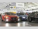 Běžné automobily jsou vystavovány v rámci pojízdné výstavy.