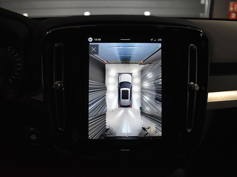 Volvo XC40 2,0 B4 Ultra Panorama,BLIS - fotka 18 z 24
