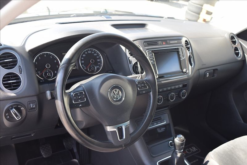 Volkswagen Tiguan 1,4 TSI 92KW R-LINE TOP STAV! - fotka 16 z 48