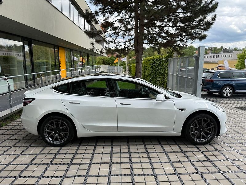 Tesla Model 3 SR Plus REZERVACE - fotka 38 z 39