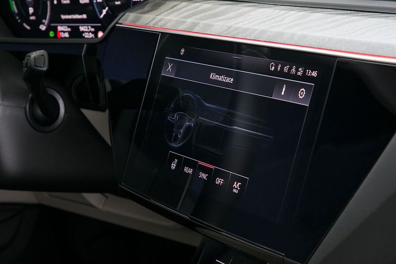 Audi e-tron 55 300kW S-Line Tažné Panorama - fotka 31 z 47