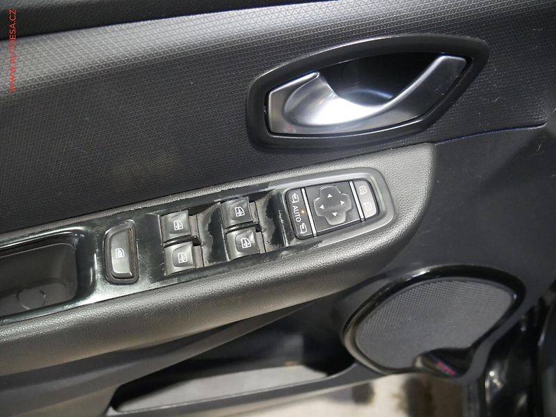 Renault Clio (2017) 1.2 TCe, Navi, TZ, park.čidla - fotka 11 z 18