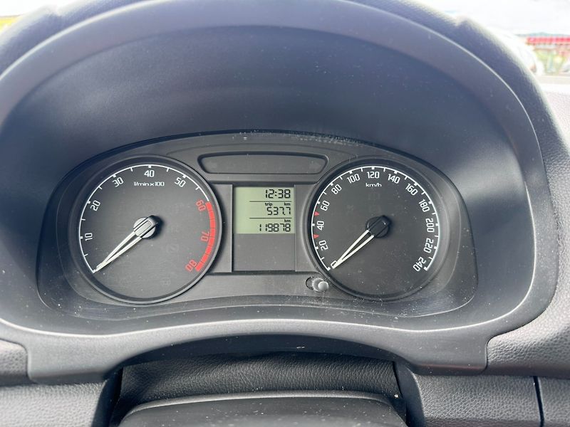 Škoda Fabia (2010) 1,4i 16V 63 KW 2.MAJ KILOMETRY - fotka 25 z 50