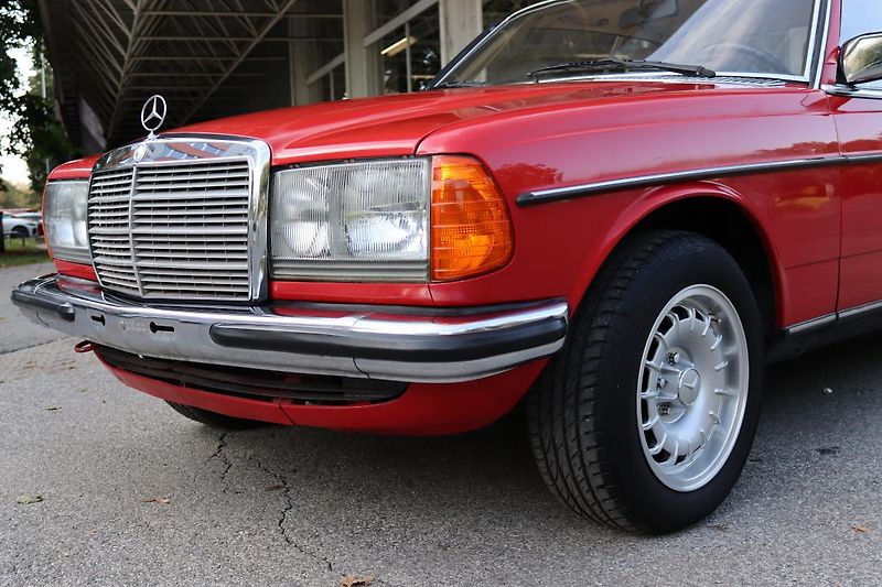 Mercedes-Benz 123 230CE KUPÉ AUTOMAT 100kW - fotka 5 z 48