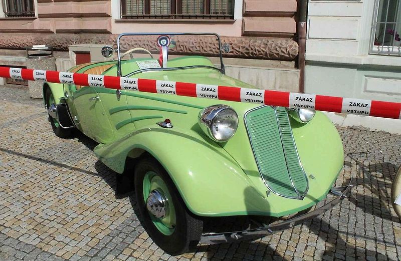Jeden ze dvou dochovaných exemplářů roadsteru Tatra 75 Sport Bohemia je možná na prodej nebo na výměnu.