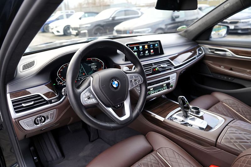 BMW Řada 7 750Li xDrive Individual/ČR - fotka 24 z 49