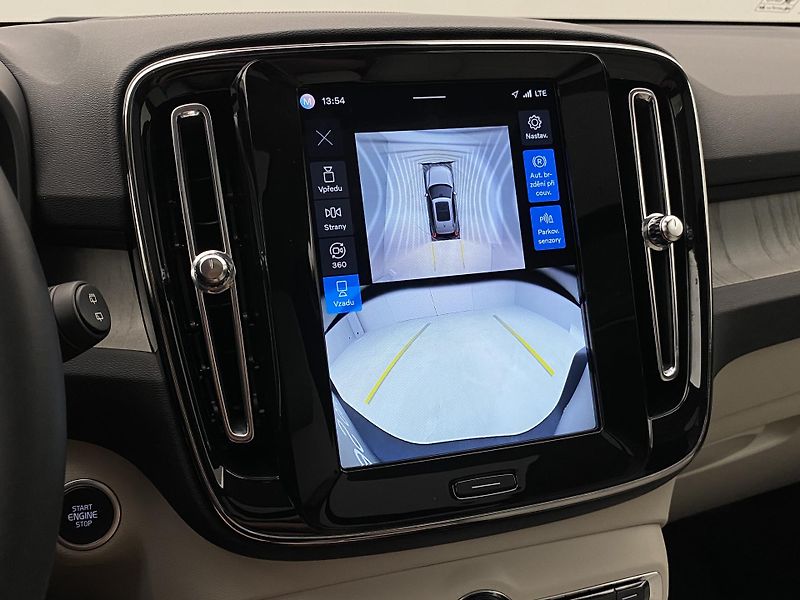 Volvo XC40 B4 DARK ULTRA AUT CZ - fotka 57 z 59