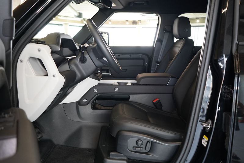 Land Rover Defender 110 D300 X-Dynamic SE - fotka 17 z 42