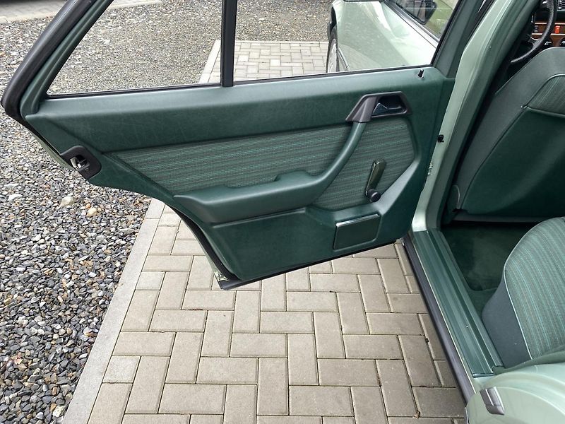 Mercedes-Benz 124 2.0i - 1xMaj - 40 000km - TOP - fotka 23 z 54