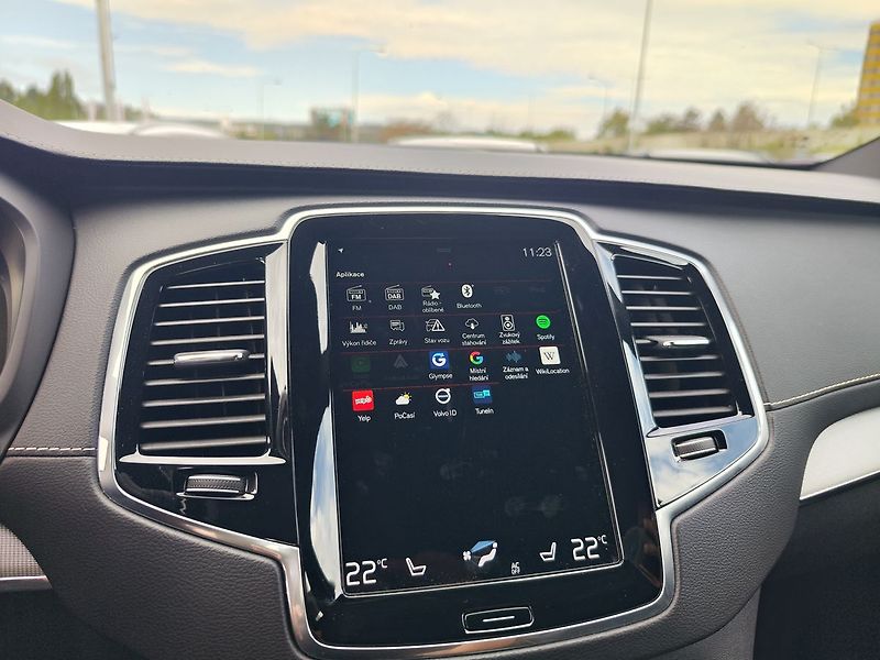 Volvo XC90 B5 2.0/173kW R-Design AT 4x4 - fotka 25 z 39