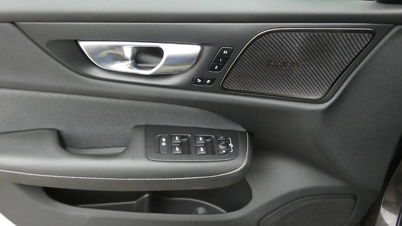 Volvo S60 B5 AWD Ultimate Dark - fotka 9 z 25