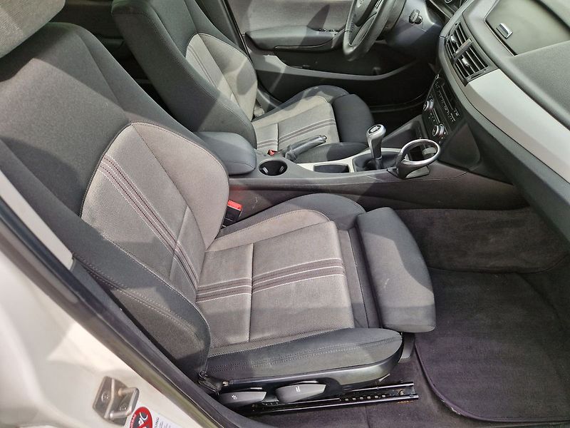 BMW X1 2.0i, 110kW, sDrive - fotka 12 z 32