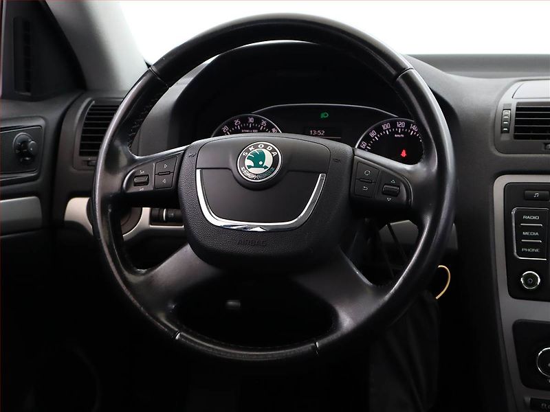 Škoda Octavia (2012) 2.0 TDI, Tempomat - fotka 13 z 16