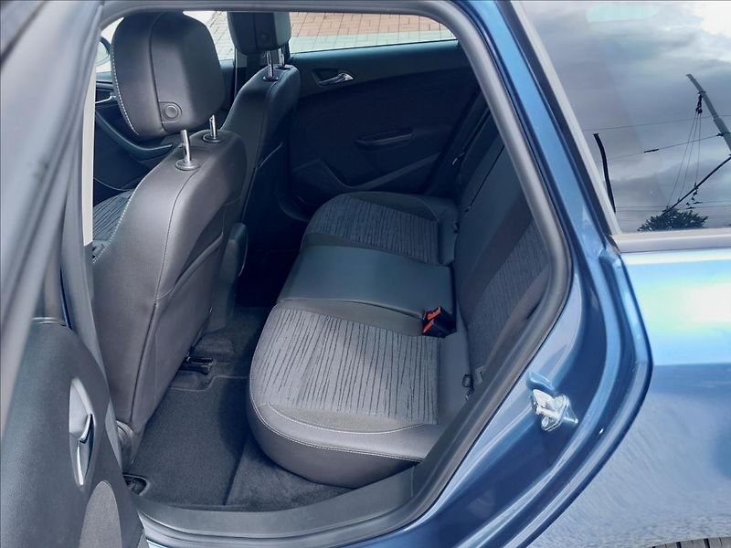 Opel Astra 1,6 TDCI 100kW SPORTS TOURER - fotka 21 z 51
