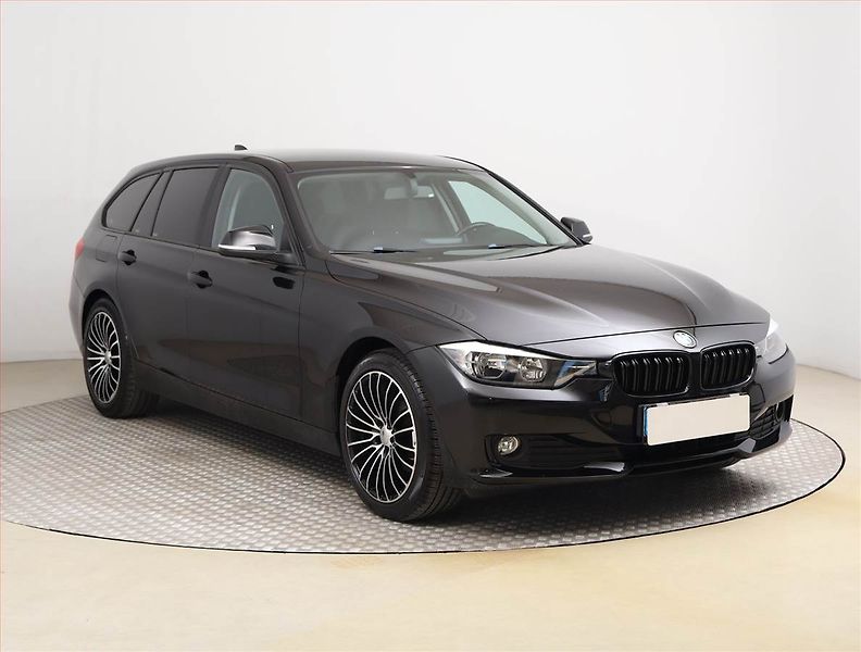 BMW Řada 3 (2014) 316 d, Tempomat - fotka 1 z 23
