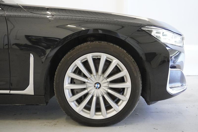 BMW Řada 7 (2020) 750I 4,4 XDRIVE STEPTRONIC - fotka 17 z 50