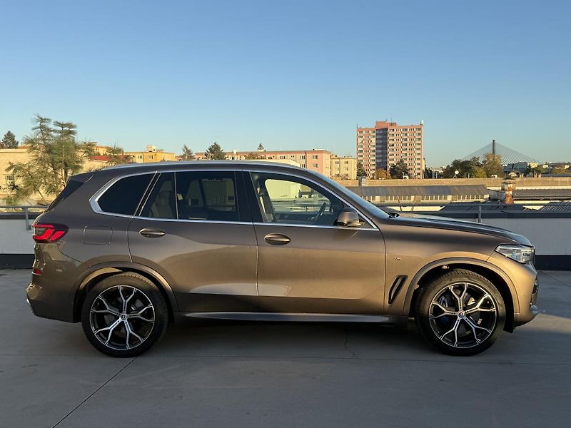 BMW X5 xDrive40i - fotka 3 z 6