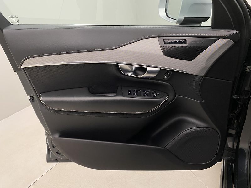 Volvo XC90 D5 AWD R-DESIGN AUT CZ - fotka 7 z 47
