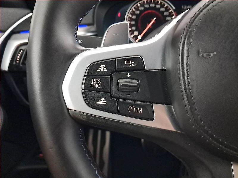 BMW Řada 5 (2018) M Sport 530d xDrive, 4X4 - fotka 18 z 20