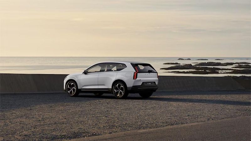 Volvo EX60 (2026) RWD P6 PURE ELECTRIC PLUS AUT - fotka 12 z 13