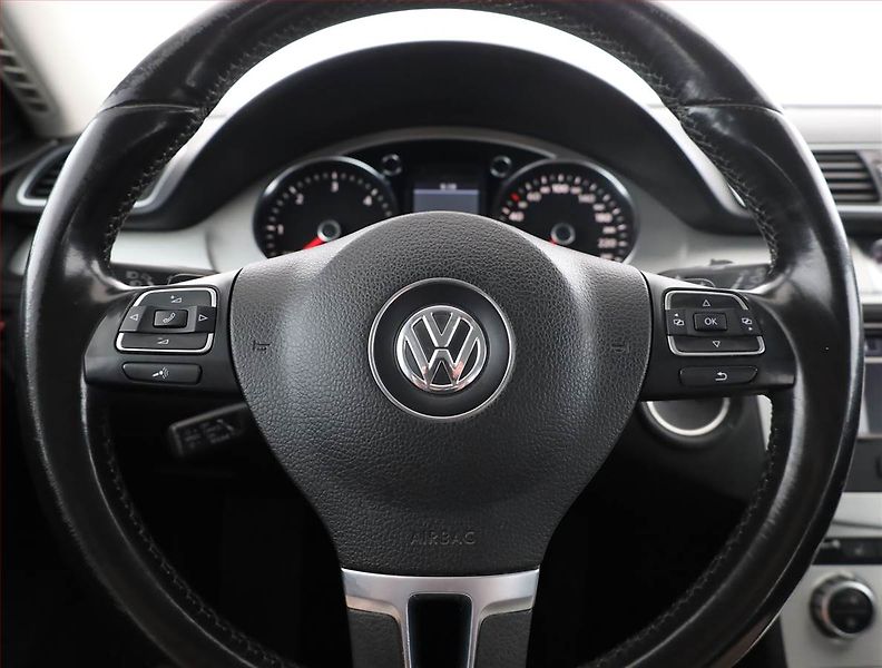 Volkswagen Passat (2013) Highline 2.0 TDI, Automat - fotka 8 z 14