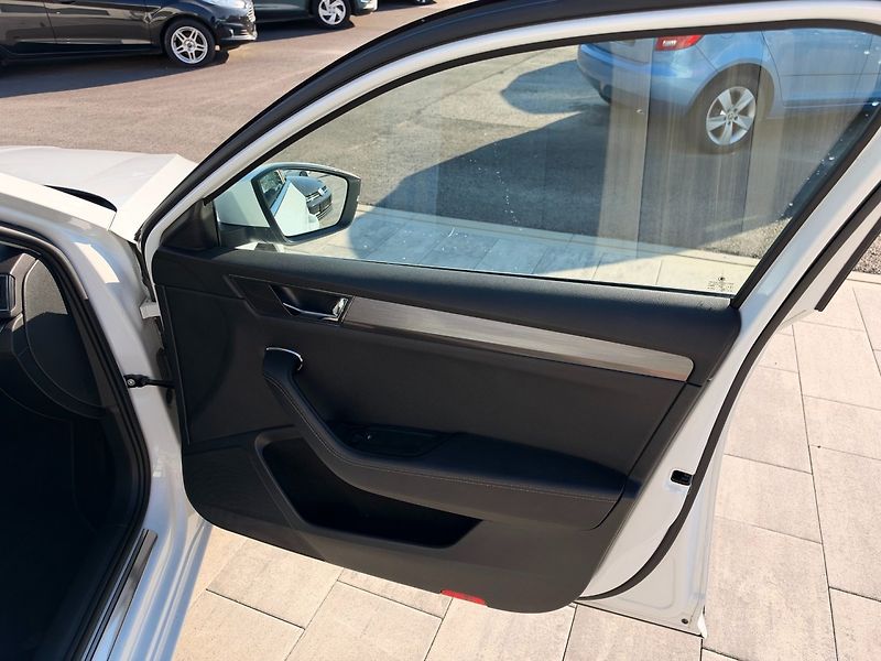 Škoda Superb (2021) Style 1.5 TSI DSG 110kW - fotka 29 z 37