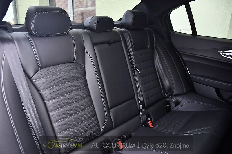 Alfa Romeo Giulia 2.0T 16V 206kW VELOCE AT8 Q4 - fotka 19 z 49