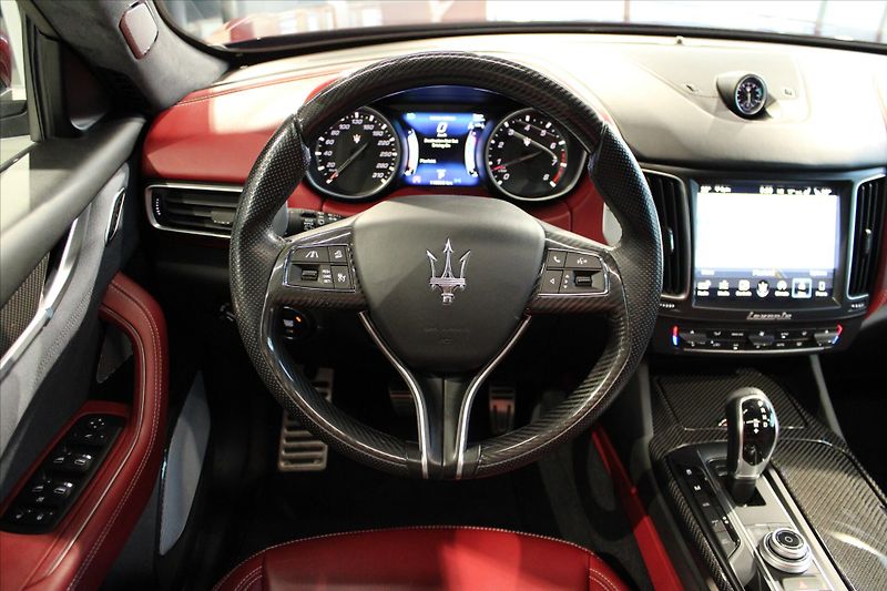 Maserati Levante SQ4 GranLusso ACC/Pano/B&W - fotka 19 z 37