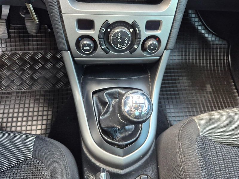 Peugeot 308 (2013) 1.6HDi Xenony , TZ , Nová STK - fotka 24 z 32