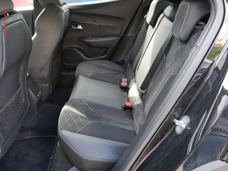 Peugeot 2008 (2019) 1.2 PT, GT, LED, AT, panor - fotka 10 z 16