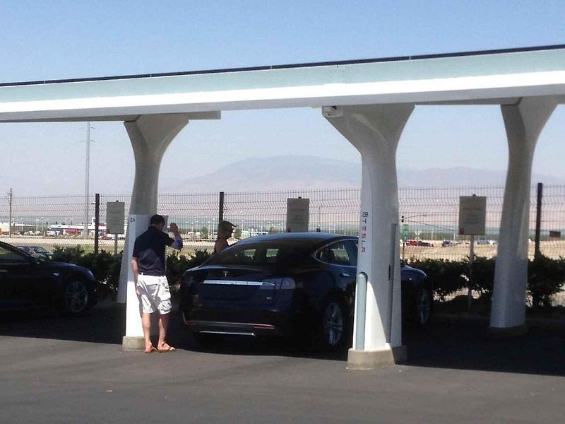 Starší Tesly patří mezi ojetiny, u kterých se může objevit historický benefit bezplatného nabíjení v síti Supercharger.