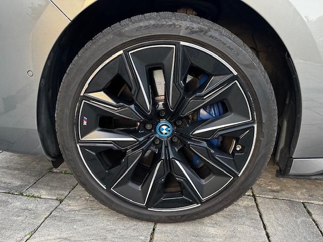 BMW i7 (2022) xDrive60 - fotka 10 z 14