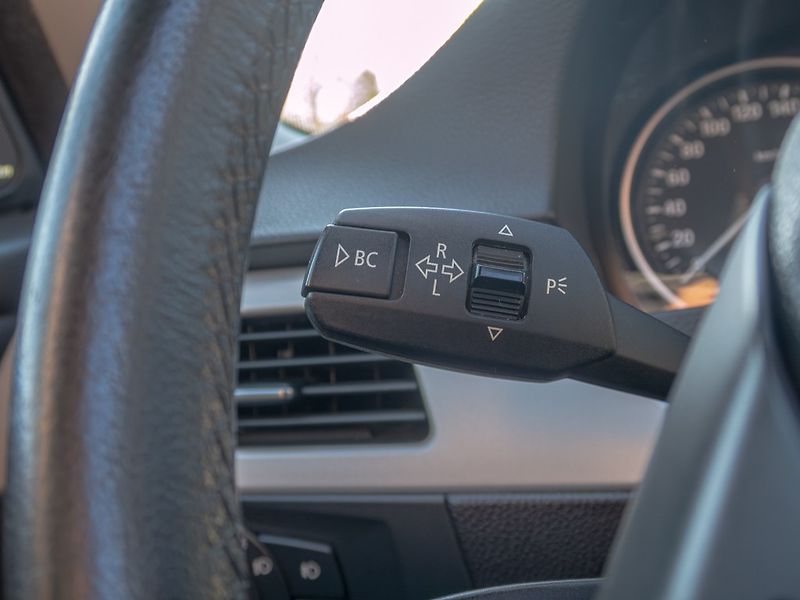 BMW Řada 3 (2011) 325i 160KW mat HK – NAVIGACE - fotka 21 z 52