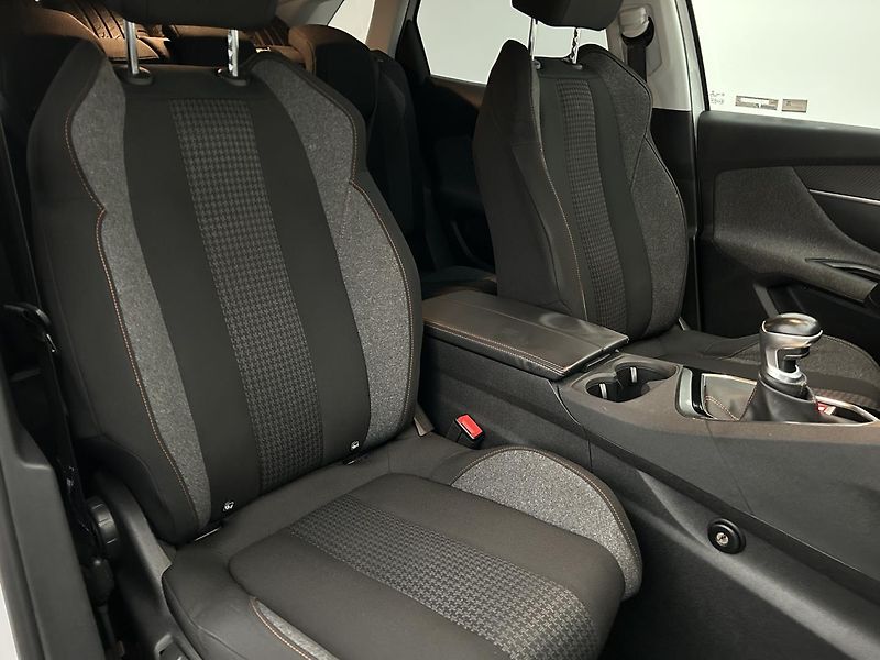Peugeot 3008 1.2 T ACTIVE - fotka 18 z 26