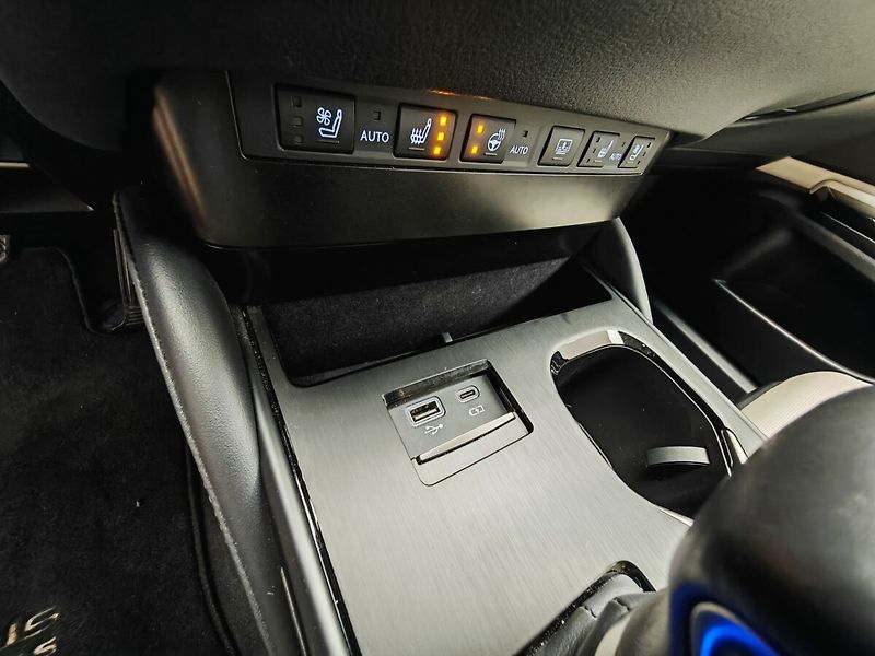 Lexus ES 300h Prestige Plus - fotka 42 z 49