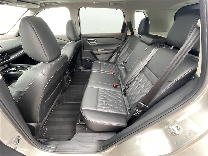 Nissan X-Trail 1,5 e-POWER e-FORCE AWD TEKNA+ - fotka 16 z 24
