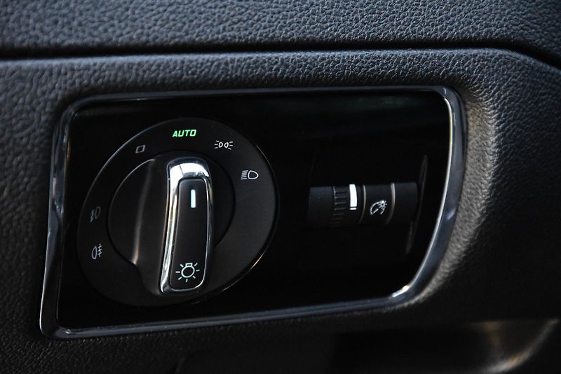 Škoda Superb 2.0 TDi CR,NAVI,VÝHŘEV,XENONY - fotka 12 z 45