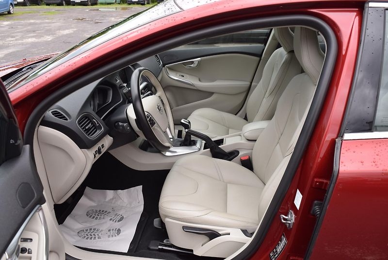 Volvo V40 (2016) 2.0i T2 90kw INSCRIPTION MANUÁ - fotka 21 z 48