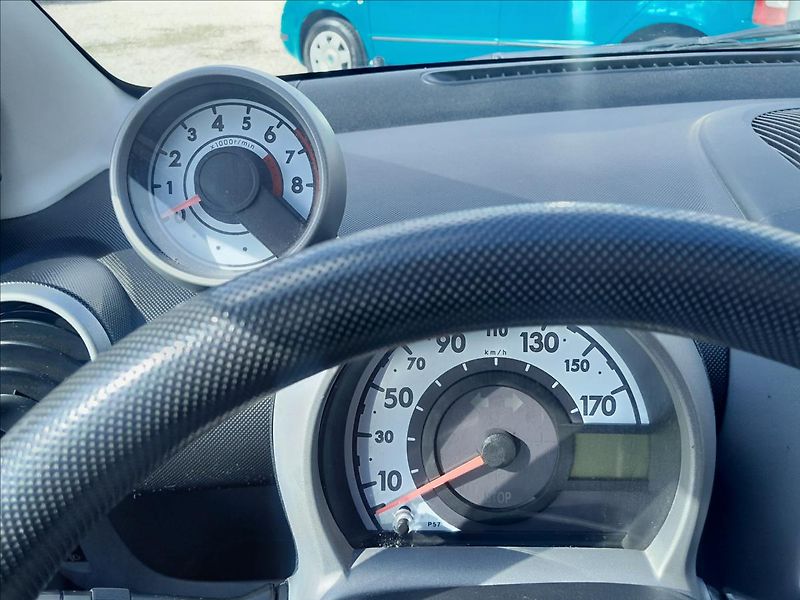 Peugeot 107 1,0i 50kW AUTOMAT - fotka 33 z 38